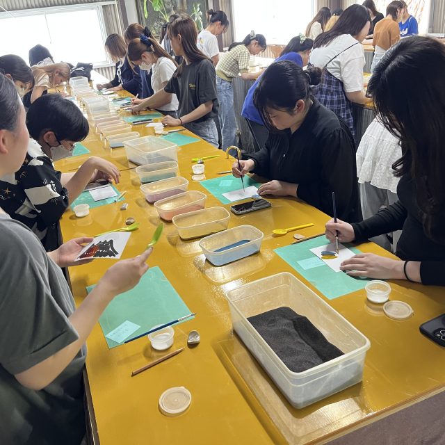 桜島火山灰アート体験中✨