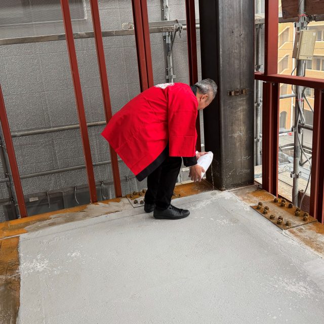 校長先生がお酒でお清めをしている様子です🍶