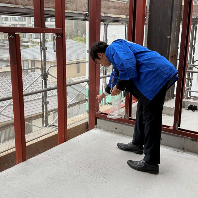 小薗先生が塩でお清めしている様子です🌟