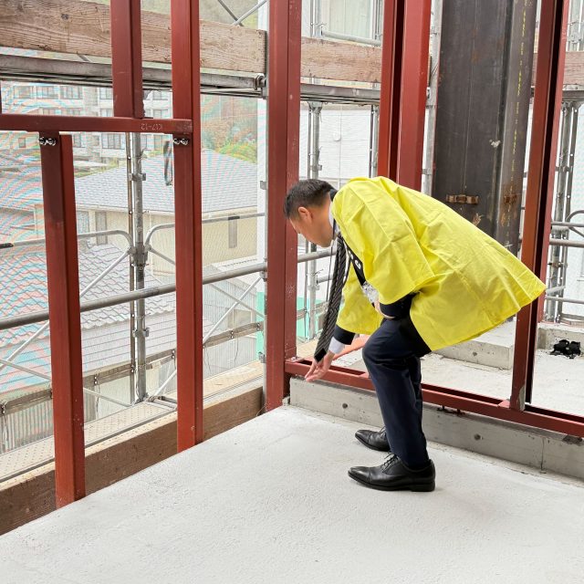 山下先生が塩でお清めしている様子です✨