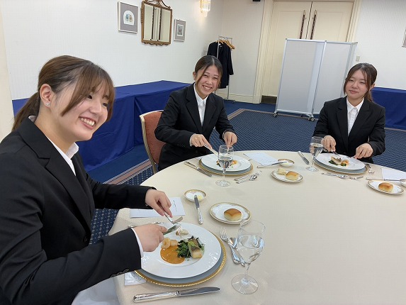 🍽️総合ビジネス科1年 テーブルマナー実習を実施✨