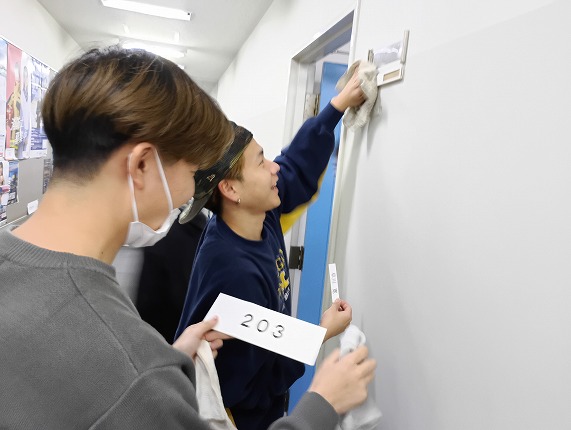 各教室の札まで磨きました✨