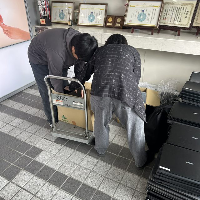 パソコンも自分たちで運搬💻