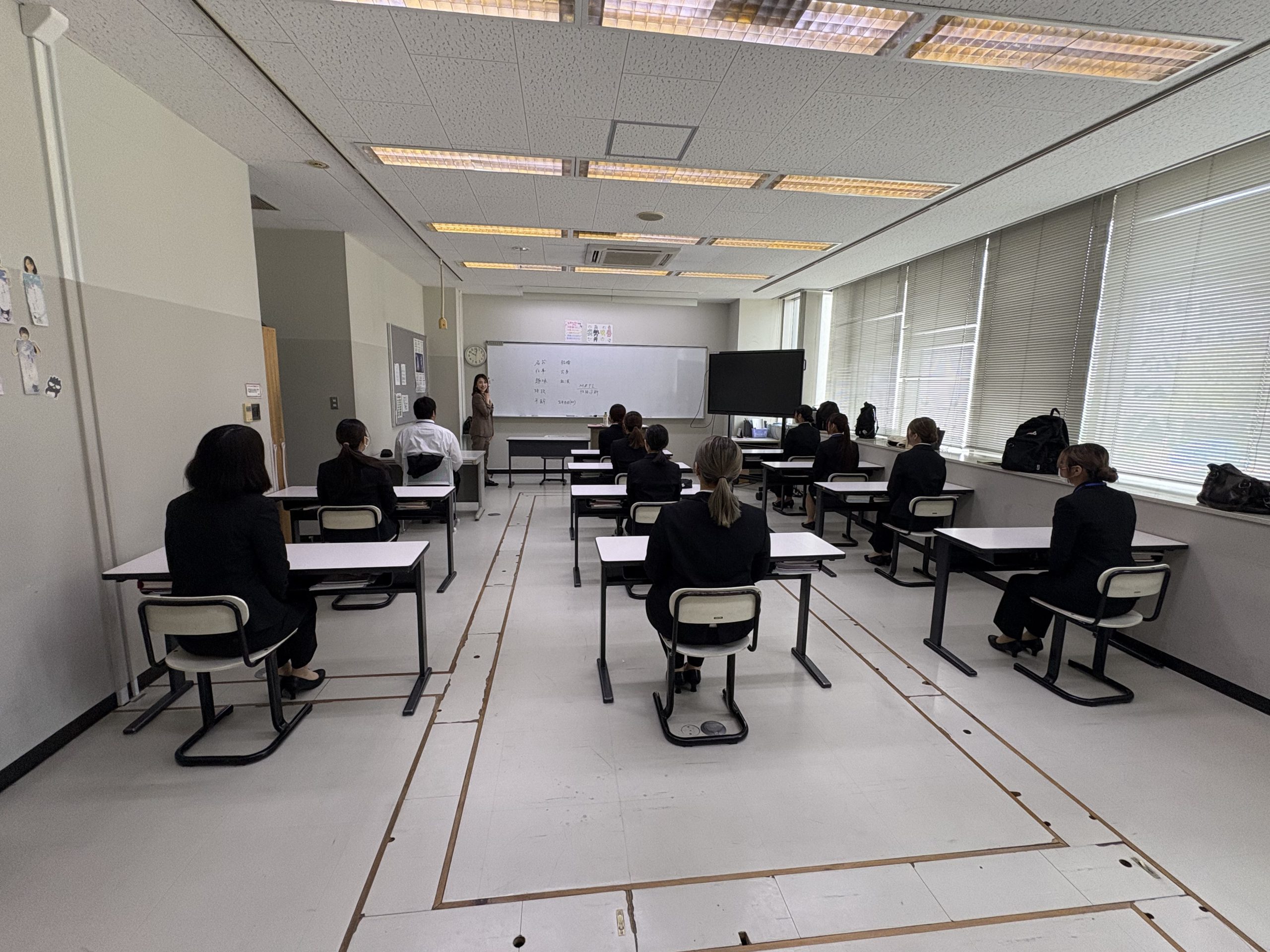 姿勢や発声を日頃から意識！コミュニケーション演習